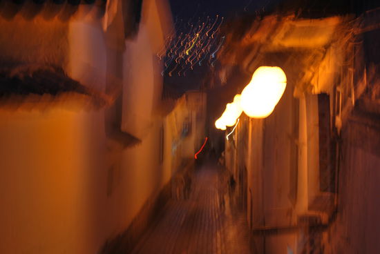 Nee, habe nicht zuviel getrunken. Wollte nur mal "Kunst" mit meiner Kamera machen...aber einen Pisco Sour könnte ich gut noch haben und da gibt es eine nette kleine Bar mit Live-Musik gleich um die Ecke meines Hotels....ok, hin da !!!