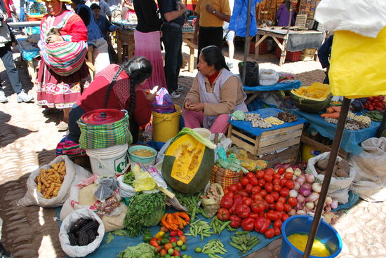 Was man in Pisac dringend essen muss, sind gegrillte und mit scharfer Chilipaste eingepinselte Maiskolben, man sagt, es seien die besten ganz Perus. Das kann ich mangels Vergleichsmöglichkeiten nicht bestätigen, aber sie schmecken definitv sehr lecker !