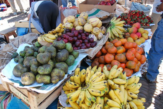 Hinten rechts im Bild: Erdbeeren ! Davon muss ich eine Tüte haben ! Sie sind zuckersüss !