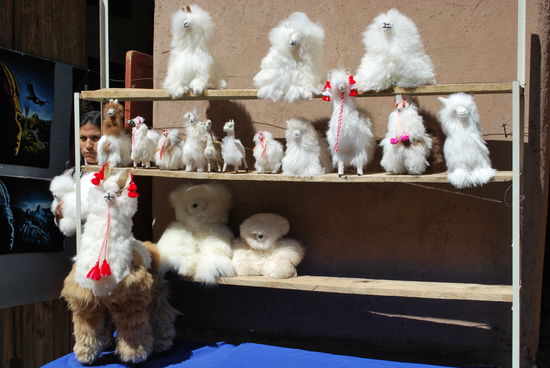 Die Plüschlamas werden aufgebaut und auch noch "artfremde" Tiere, sind das im oberen Regal Afghanen-Hunde ???