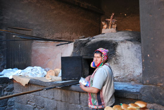 Ach, und schon wieder Essen ! Hier gibt´s hammerleckere Empanadas, 2 Sol das Stück, ich kann nicht widerstehen. Allein der Duft und knackfrisch aus dem Steinofen !