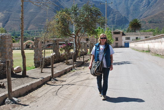 Hier komme ich gerade vom opulenten Büffett-Lunch im edlen Sonesta Posada Inca - dem feinsten Hotel des ganzen Urubamba-Tals, gelegen in Yucay. Man beachte die bereits prall gefüllte Tasche...