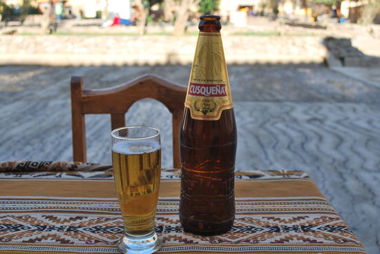 Ollanta ist ein ziemlich staubiger Ort, da braucht´s was kühles, nasses ! Dies ist tatsächlich das 1. peruanische Bier der Reise ! Und es schmeckt richtig gut.