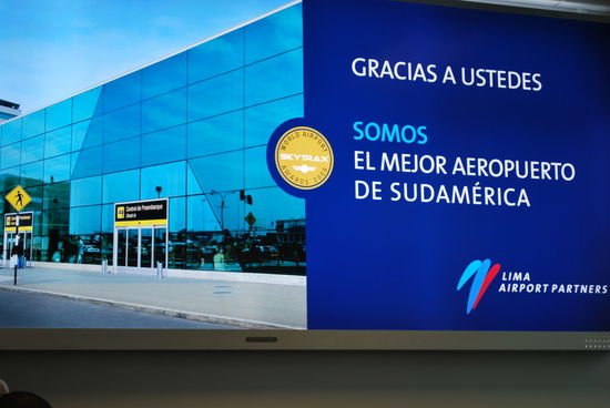 Na, wenn das nichts ist ! Der grösste Flughafen Südamerikas, aber in welcher Hinsicht ? Passagieraufkommen, Flächengrösse, Anzahl Starts/Landungen ?