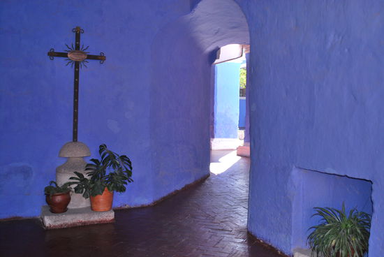 Die Farben des Klosters: Blau, rot, weiss