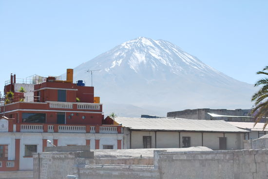 Blick vom Klosterdach auf den Vulkan Misti