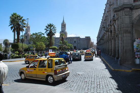 Die für Peru typischen gelben Daewoo-Taxis an der Plaza de Armas