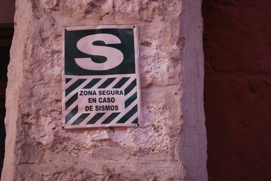 Dieses Schild findet sich in nahezu jedem Gebäude in Peru an unterschiedlichen Stellen. Es weist auf einen sicheren Ort im Falle eines Erdbebens hin. Manchmal hatte ich da aber so meine Zweifel, wenn z.B. direkt über der "Zona Segura" ein Torbogen verlief...