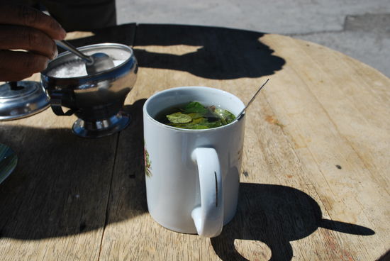 Coca-Tee und da muss ordentlich Zucker rein, sonst wirkt das Zeug nicht !