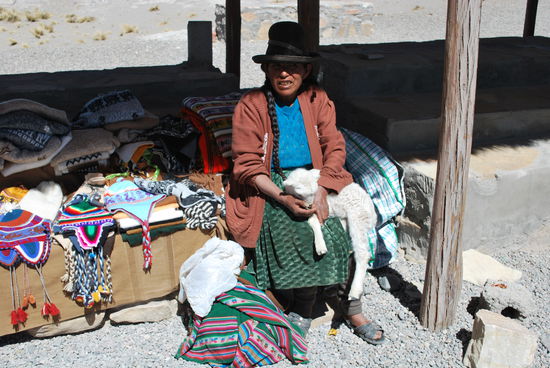 Hier habe ich die erste bunte Mütze gekauft und einen völlig genialen Lama-Wolle-Pullover für umgerechnet 10 EUR, den ich ab sofort irgendwie dauernd getragen habe.