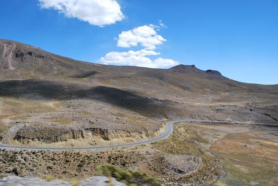 Ab jetzt schraubt sich die Strasse auf 3600 m wieder runter - nach Chivay