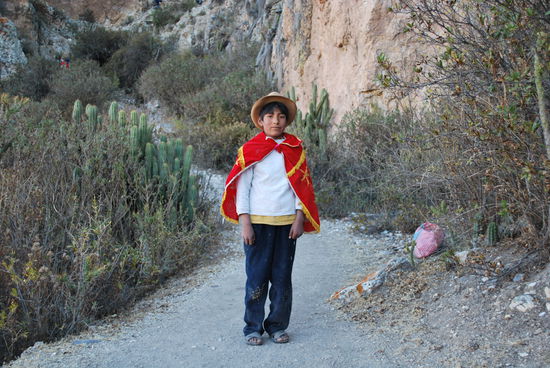Wir zwei beiden amüsieren uns prächtig. Der Kleine hat schon bewiesen, dass er klettern kann, wie eine Bergziege, aber er kann auch posieren.