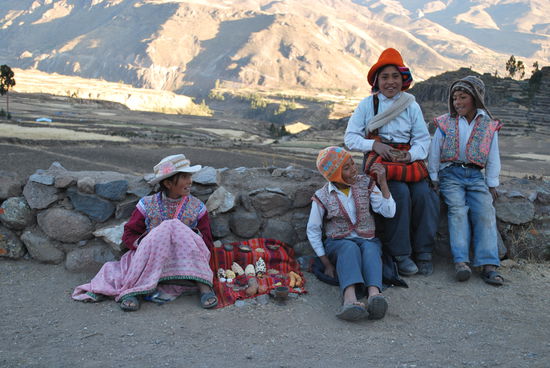 Allein, auf dem Weg zurück durch´s Dorf traf ich diese fantastischen Vier ! "Hola, Senora, Foto ?" "No, gracias !" "Hey, Lady, stop !" Das war unwiderstehlich ! Ich weiss auch nicht, wieso, aber dieses "hey, Lady, stop !" war so süss ! Diese niedlichen 4 kicherten so niedlich und amüsierten sich prächtig über ihren "coup", mich per simplem "stop" angehalten zu haben.