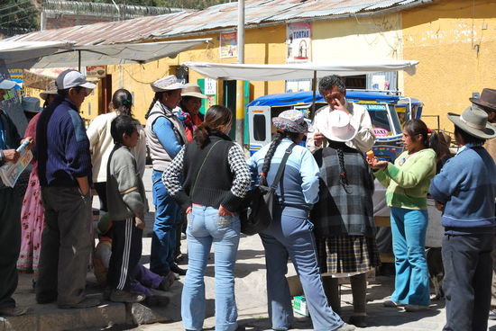 Hier wird ein völlig "neuartiges" Gerät zum Schälen von Karotten vorgeführt und peruanische Hausfrauen sind offenbar total interessiert !