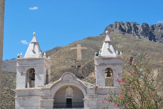 Die Kirche von Chivay und das Kreuz ist in den Berg "rasiert".