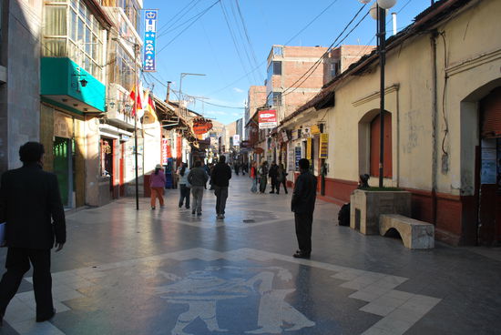 Fussgängerzone von Puno, da könnte man vom Strassenbelag essen !