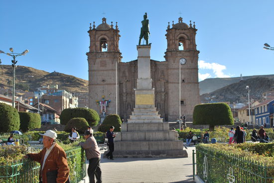 Kathedrale von Puno vor der Plaza, ich bin endgültig zum Kirchengänger mutiert !