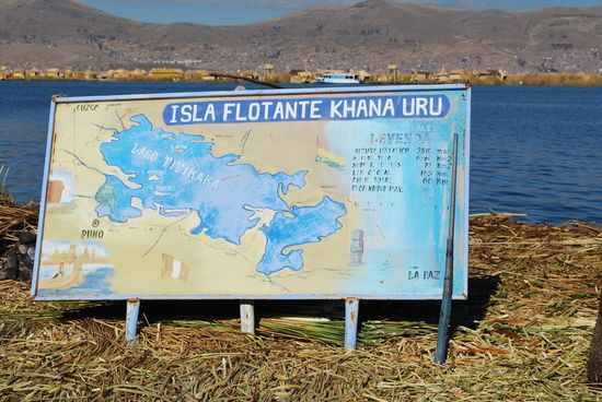 Und da wollen wir zunächst hin, auf die eben vor Puno liegenden Uros Inseln. Schwimmende Inseln aus Ried, von Menschenhand gemacht.