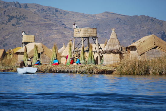 Schwankende, aber stabile Inseln komplett incl. Behausungen und Booten aus Ried.