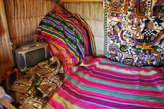 Sara zeigt mir ihr Haus, gar nicht übel und es gibt sogar TV ! Strom wird mit Solarzellen erzeugt.