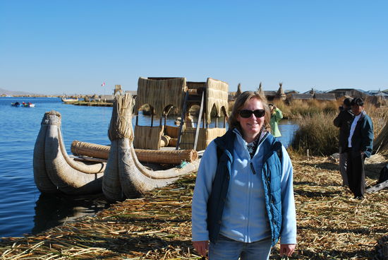 Mit dieser Bootskonstruktion komplett aus Ried drehen wir noch eine Runde, sieht aus wie die Kontiki !