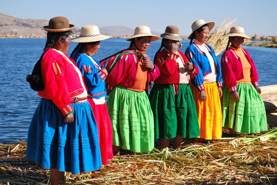 Die Mädels bieten uns Ried zum Essen an und es schmeckt sogar ! Peruanische Songs werden jetzt auch noch geschmettert und wir werden gegenhalten müssen !