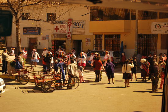 Eine Prozession findet hier statt