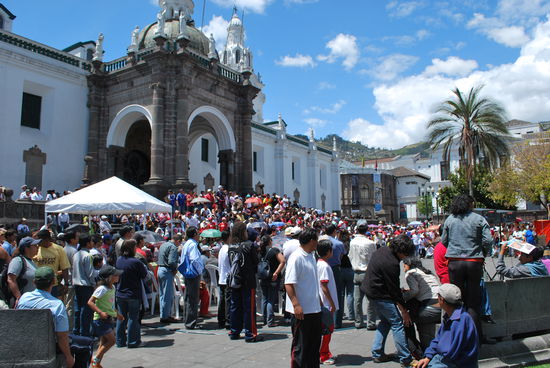 Menschenauflauf vor der Kathedrale am Sonntag, Strassenkünstler geben ihr Bestes.