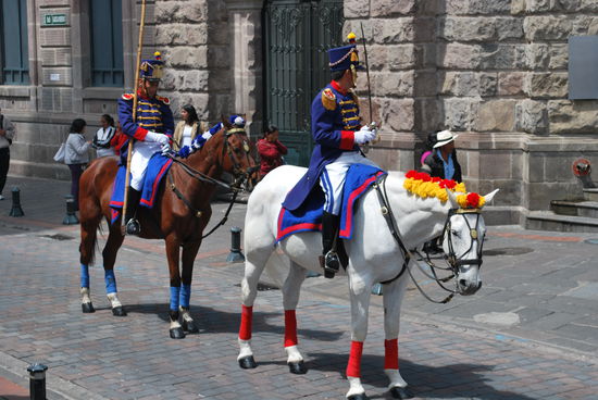 In einer Seitengasse der Plaza Grande - ich stolpere aus der Kathedrale und sehe, wie sich diese berittenen Gardetruppen formieren. Was ist hier denn los ? Gleich mal abchecken auf der Plaza...
