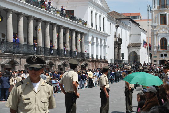 Der Präsidentenpalast - abgeriegelt. Südamerikanische Polizisten sehen ja immer unheimlich martialisch aus, sind aber trotzdem nett und lassen einen soweit, wie nur irgendmöglich an die Absperrung vordringen.