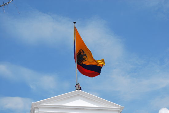Die Flagge ist feierlich gehisst zum Klang der Nationalhymne