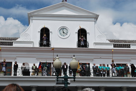 Da oben stehen die Hauptpersonen - Hugo Chavez und Rafael Correo ?