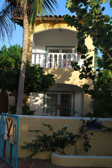 Mein Appartementhaus - im oberen Stock wohne ich, unten ist´s leer.