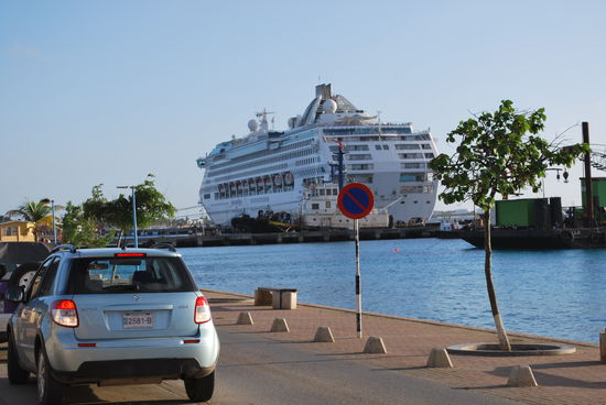 Fast jeden Tag liegt ein Kreuzfahrtschiff von mindestens dieser Größe im Hafen.