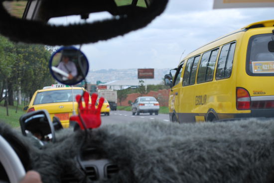Im Taxi heizen durch Quito - Ferrari ? Nicht nötig, ein Toyota kann das auch !
