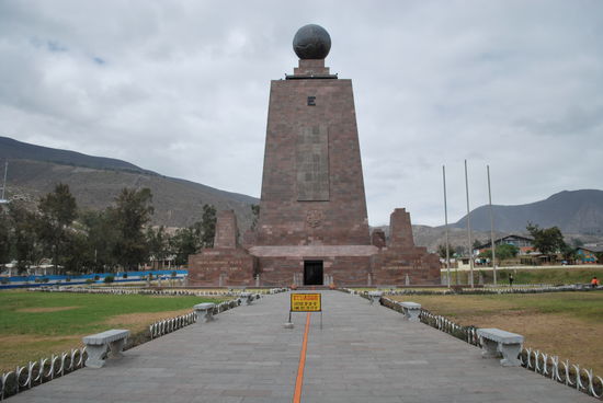 This is it ! Gelber Strich, das Monument, der (angebliche) Äquator !