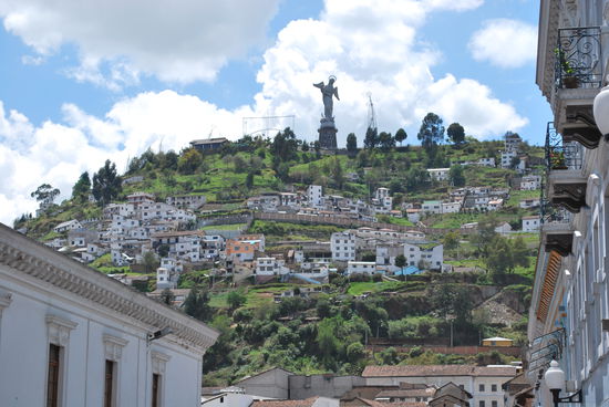 Der "Brötchen"-Hügel mit einer geflügelten Jungfrau Maria. Da wollen wir hin.