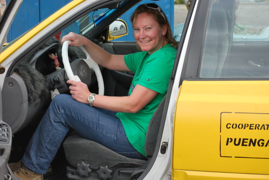 Ich habe meinen Führerschein zwar dabei, überlasse es aber doch lieber Daniel, mich durch Quitos chaotischen Verkehr wieder zurückzufahren...