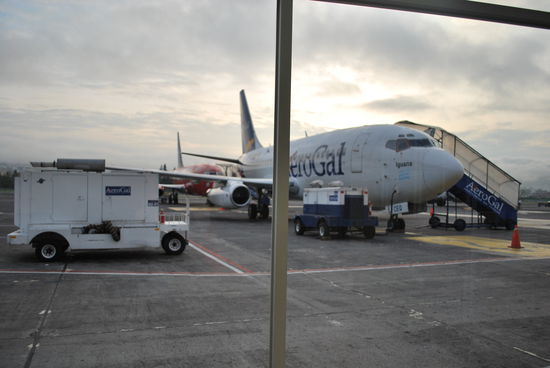 Airport Mariscal Sucre am frühen Morgen. Ein neuer Flughafen ist im Bau und soll 2010 in Betrieb gehen.