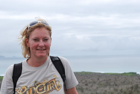 Windiger Aussichtspunkt mit Blick in die karge Landschaft