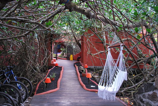 Das rote Gebäude rechts ist mein "gelbes" Zimmer, amarillo.