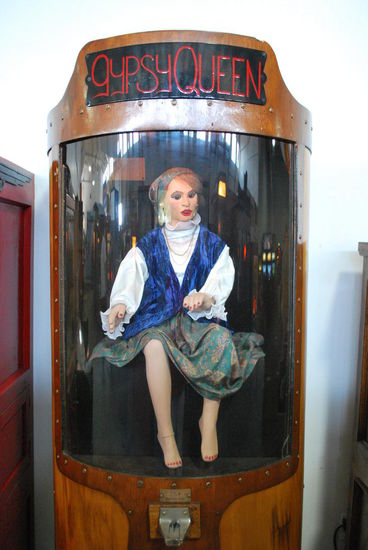 Im Automatenmuseum - und alle funktionieren noch. Eintritt frei, aber die Automaten wollen mit Münzen gefüttert werden und ein paar quarters investiere ich auch, um zu sehen, was diese antiken Schätze machen. Ist Spielkram, aber liebenswert !