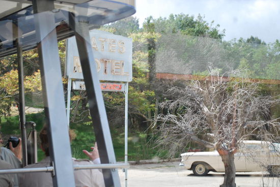 Schlecht zu erkennen, aber dies ist natürlich das Schild vor Bate`s Motel aus "Psycho"