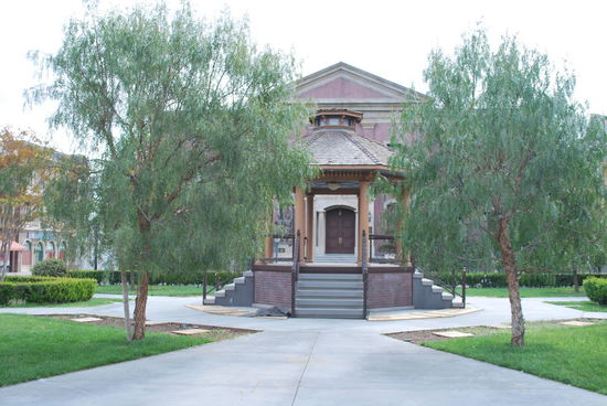 Rätsel: In welchen Film gehört dieses Rathaus ? Die Rathausuhr ist leider nicht zu sehen, spielt aber eine sehr wichtige Rolle !