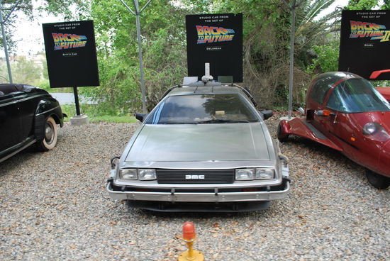 Und da steht er - der stolze De Lorean - aus "Zurück in die Zukunft", was dann auch des Rätsels Lösung ist.