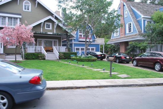 Ja, herzlichen Glückwunsch und natürlich ist es die Wisteria Lane aus "desparate housewives" !