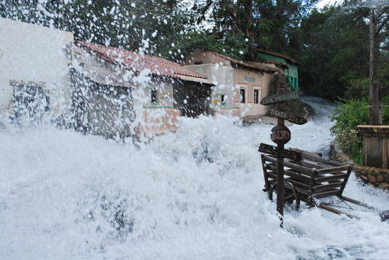 Ein mittelamerikanisches Dorf geht auf Knopfdruck unter und ist eben so schnell wieder knochentrocken...