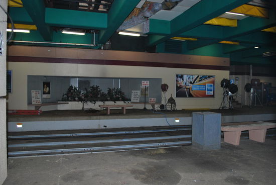 Der unkontrollierbare Horror geht weiter. Wir fahren in eine scheinbar normale U-Bahn-Station ein...