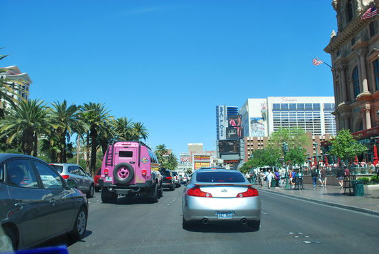 Über den Las Vegas Boulevard zum Hotel Treasure Island