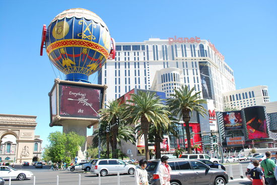 Im Hintergrund Planet Hollywood, im Vordergrund der Ballon "Montgolfière" des Paris Las Vegas